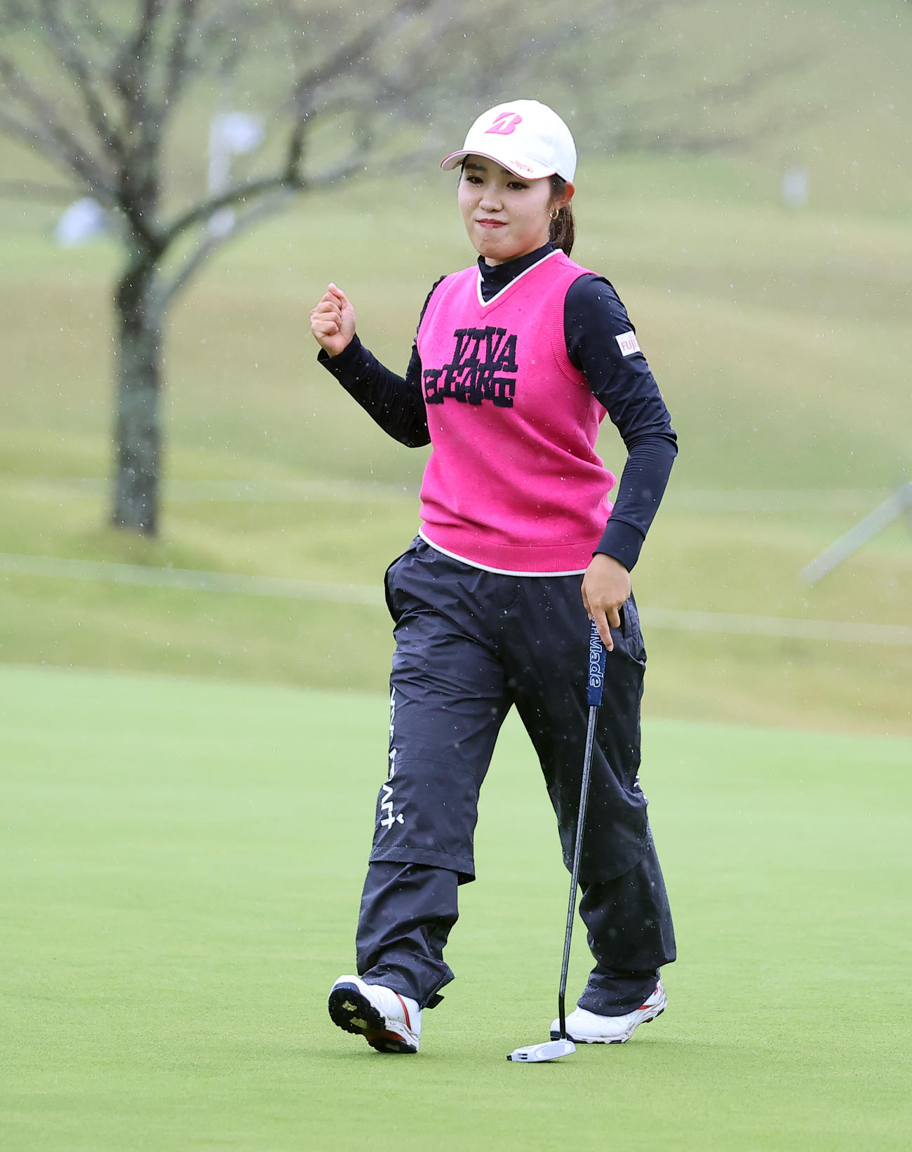 18番、3ホールでのプレーオフを制しガッツポーズする古江（撮影・浅見桂子）