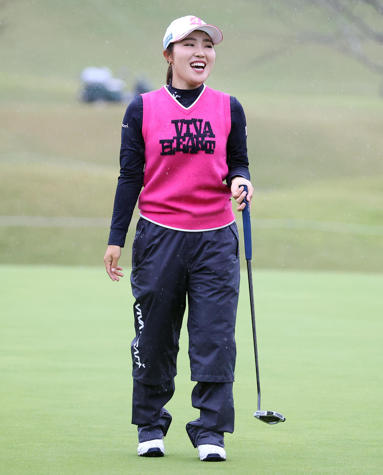 18番、3ホールでのプレーオフを制し笑顔を見せる古江（撮影・浅見桂子）