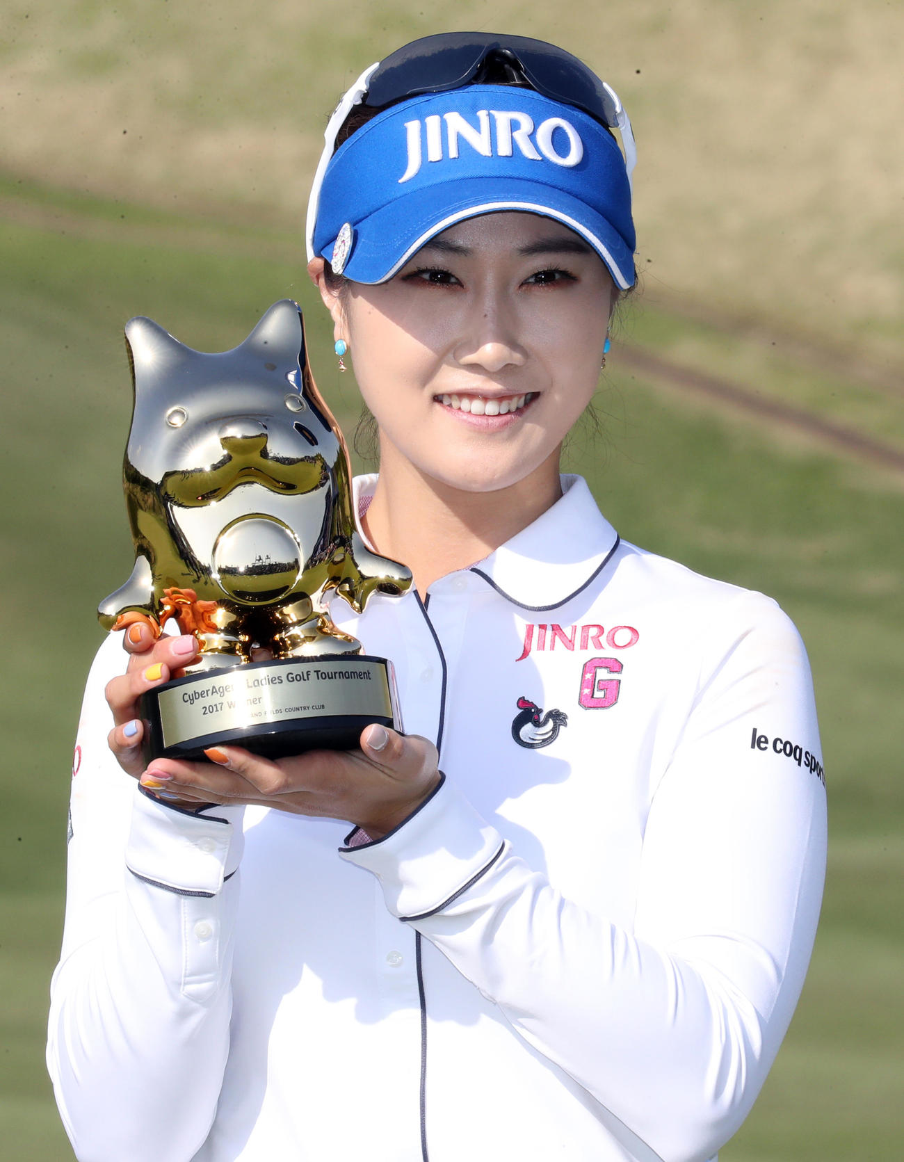 サイバーエージェント・レディース　最終日　プレーオフを制して優勝したキム・ハヌルは優勝杯を手に笑顔（2017年4月30日撮影）