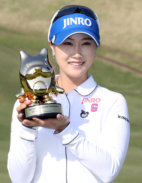 サイバーエージェント・レディース　最終日　プレーオフを制して優勝したキム・ハヌルは優勝杯を手に笑顔（2017年4月30日撮影）
