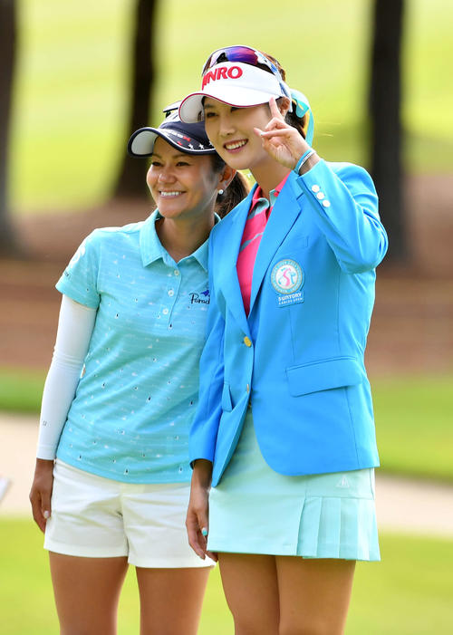 サントリー・レディース　最終日　表彰式で、宮里藍(左)と記念撮影する優勝したキム・ハヌル（2017年6月11日撮影）