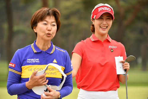 「ワールド・サロンパス・カップ」プロアマで、ラウンドする小林LPGA会長(左)とキム・ハヌル（2018年5月2日撮影）