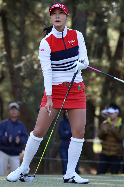 LPGAツアー選手権リコー杯・第3日　2番ティーショット後打球の行方を追うキム・ハヌル（2015年11月28日撮影）