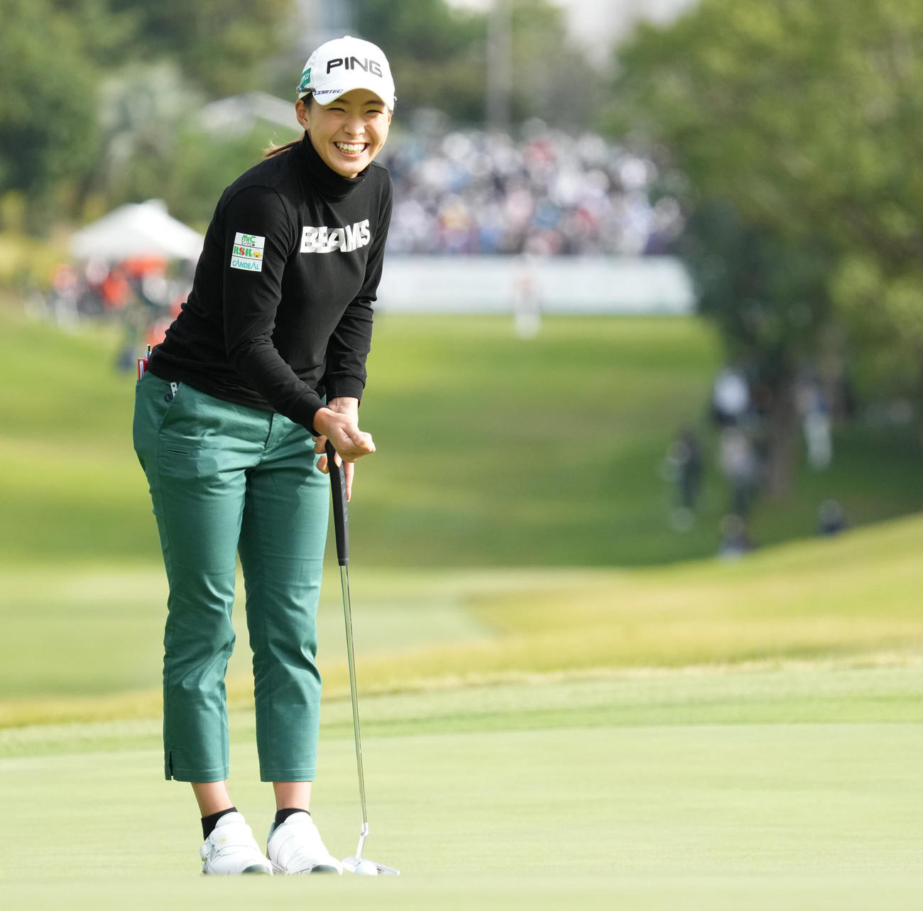 マスターズGCレディース第1日　10番、グリーン上でマーカーをし直す渋野日向子（撮影・清水貴仁）