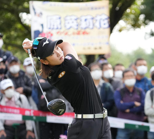 マスターズGCレディース第1日　10番、ティーショットを放つ原英莉花（撮影・清水貴仁）