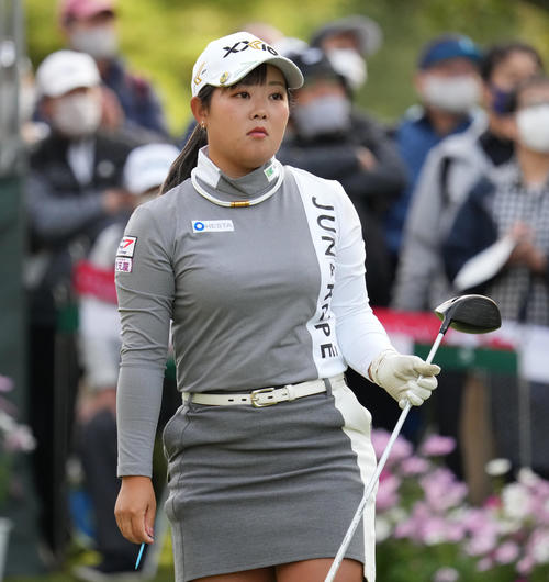 マスターズGCレディース第1日　10番、ティーショットを放つ浅井咲希（撮影・清水貴仁）