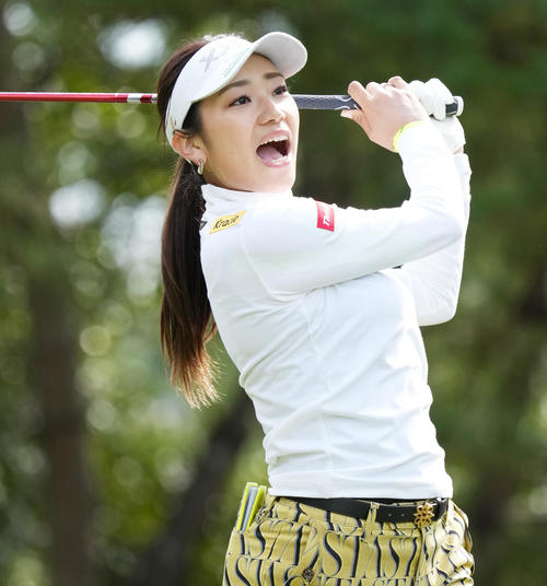 マスターズGCレディース第1日　8番、ティーショットを放つ安田彩乃（撮影・清水貴仁）