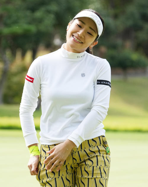 マスターズGCレディース第1日　7番、バーディーパットを沈め笑顔をみせる安田彩乃（撮影・清水貴仁）