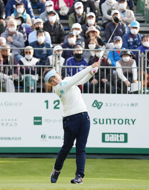 マスターズGCレディース第1日　10番、ティーショットを放つ有村智恵（撮影・清水貴仁）