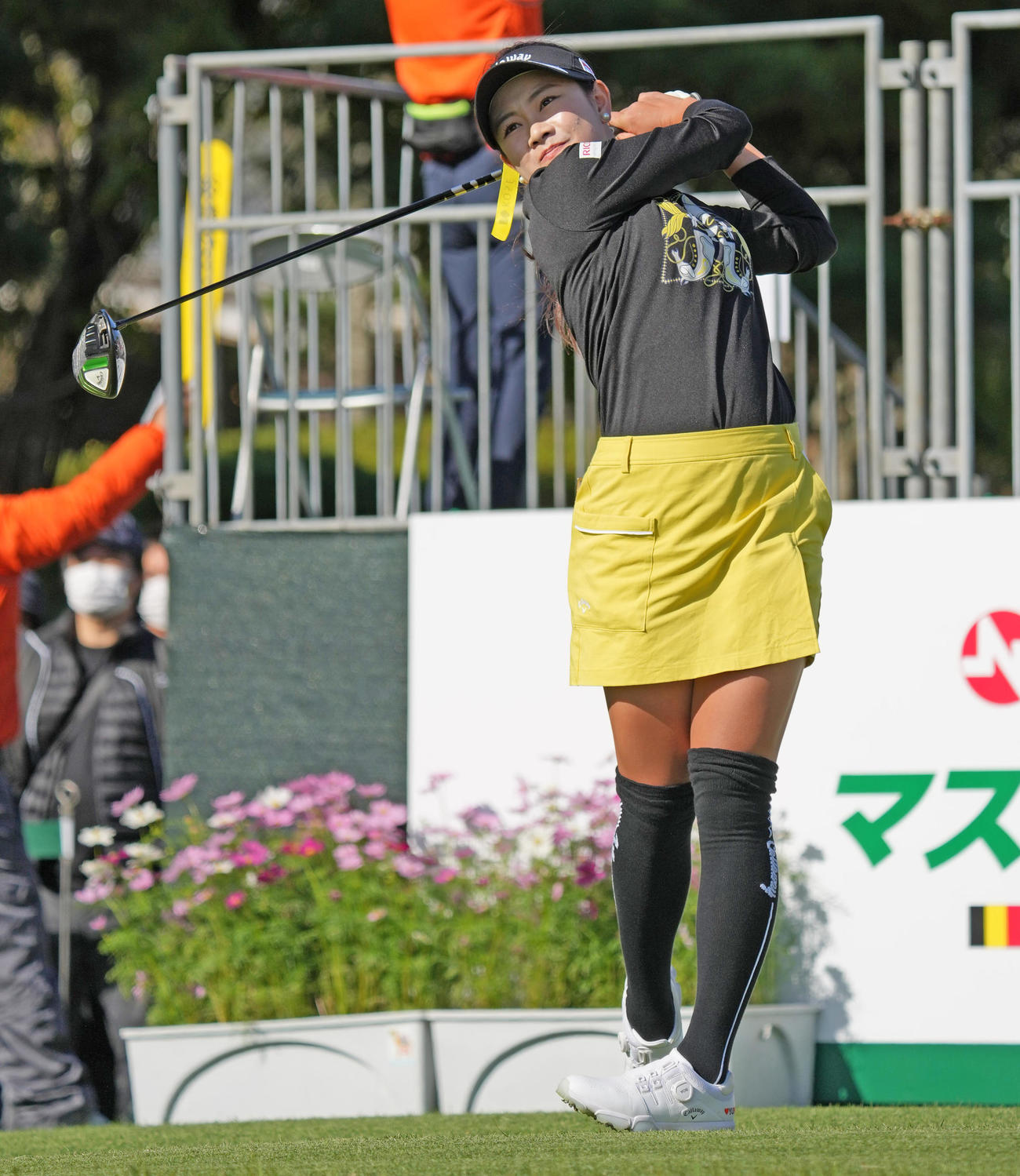 マスターズGCレディース第2日　1番、ティーショットを放つ河本（撮影・清水貴仁）