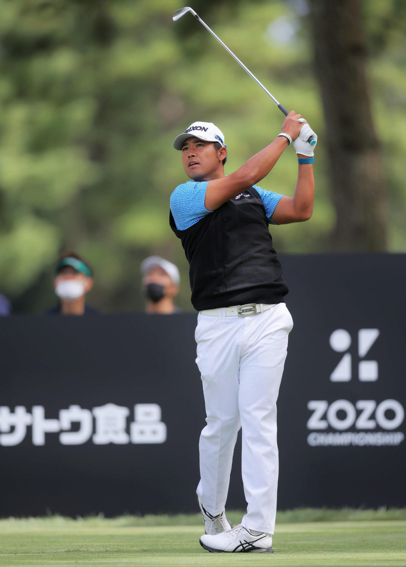5番、ティーショットを放つ松山（撮影・河田真司）