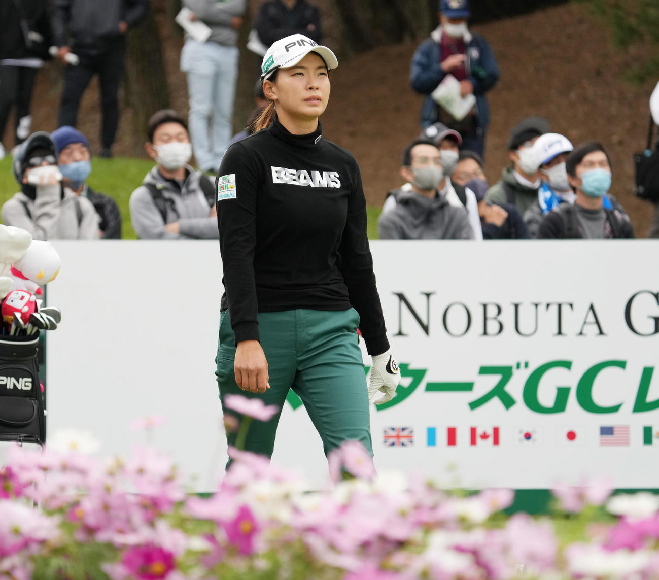 マスターズGCレディース第1日　18番、ティーショットを放ち移動する渋野（撮影・清水貴仁）
