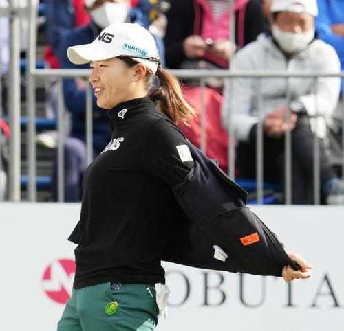マスターズGCレディース第1日　10番、ティーショットを待つ渋野日向子（撮影・清水貴仁）