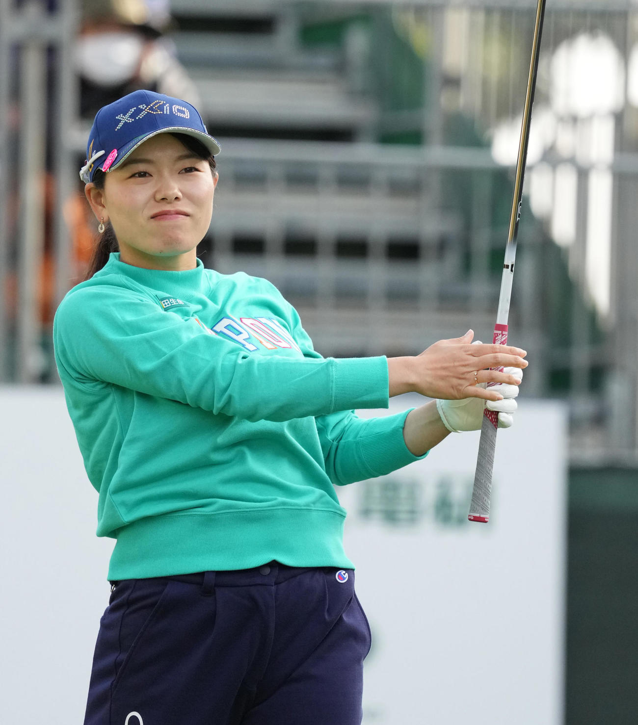 10番、ティーショットを放つ勝（撮影・清水貴仁）