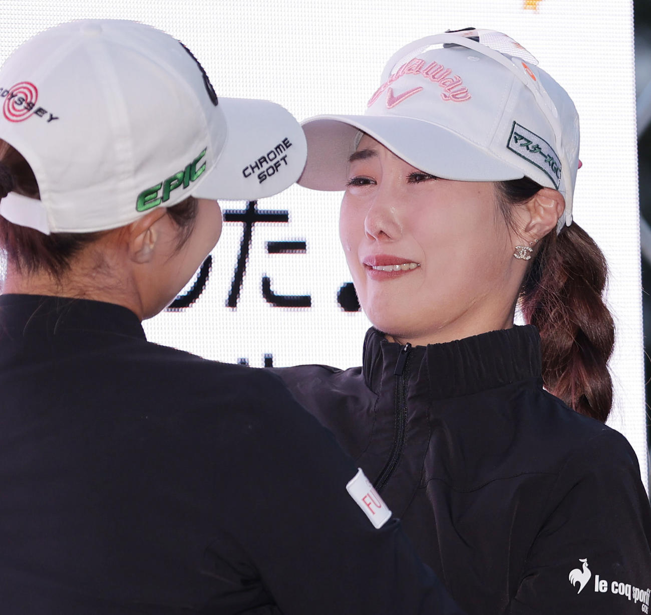マスターズGCレディース第2日　今大会で引退するキム・ハヌル（右）は柏原ら選手から花束でねぎらいを受け涙をみせる（撮影・清水貴仁）