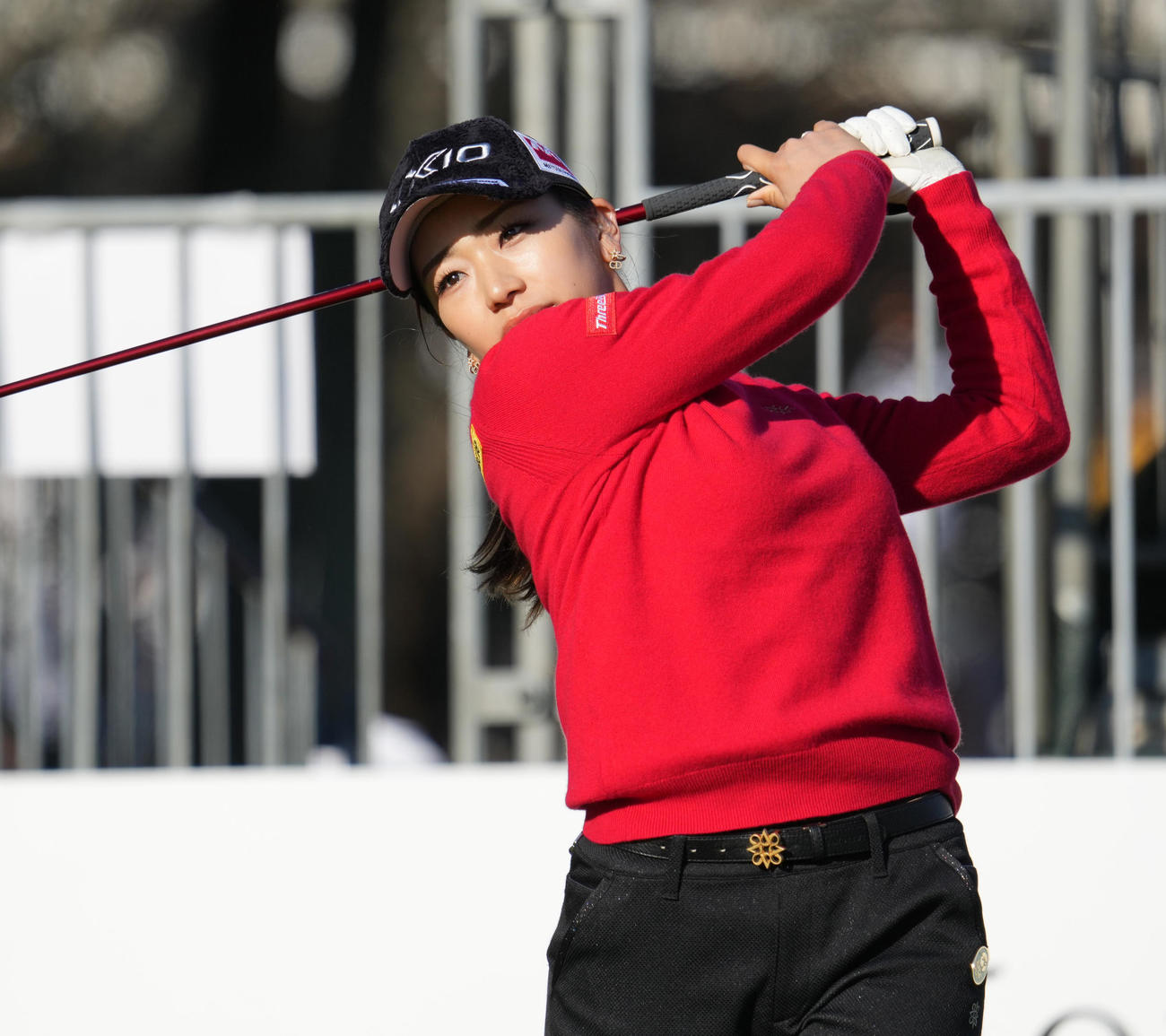 マスターズGCレディース第3日　1番、ティーショットを放つ安田彩乃（撮影・清水貴仁）