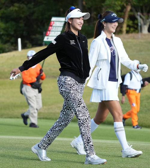 マスターズGCレディース第3日　1番、スタートする原英莉花（左）とキム・ハヌル（撮影・清水貴仁）