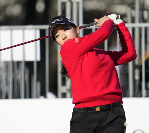 マスターズGCレディース第3日　1番、ティーショットを放つ安田彩乃（撮影・清水貴仁）