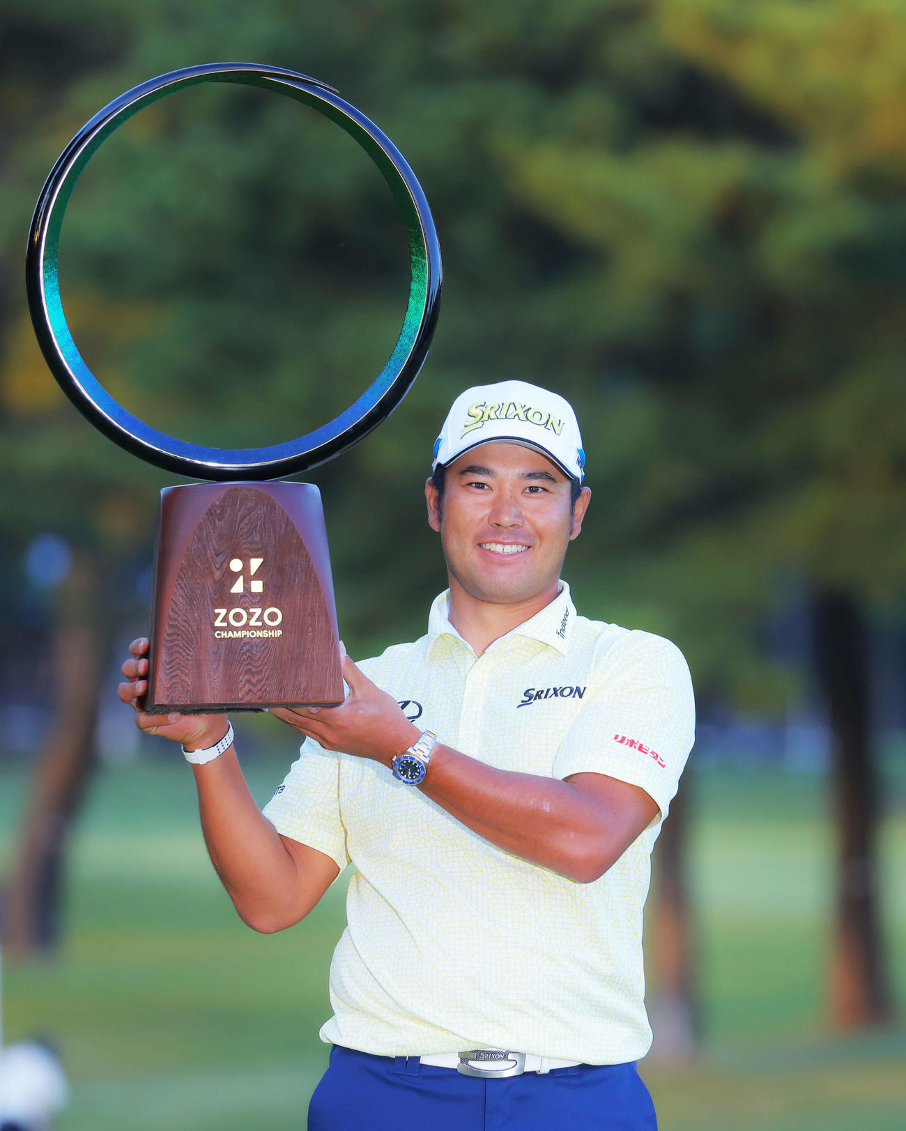 日本で米ツアー7勝目を果たし、トロフィーを手に笑顔で写真に納まる松山（撮影・河田真司）