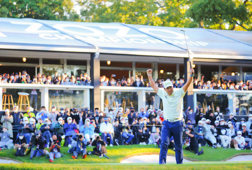 18番、イーグルパットを決め、ガッツポーズで優勝を決める松山（撮影・河田真司）