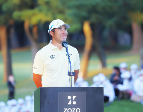 日本で米ツアー7勝目を果たし、優勝スピーチで笑顔を見せる松山（撮影・河田真司）