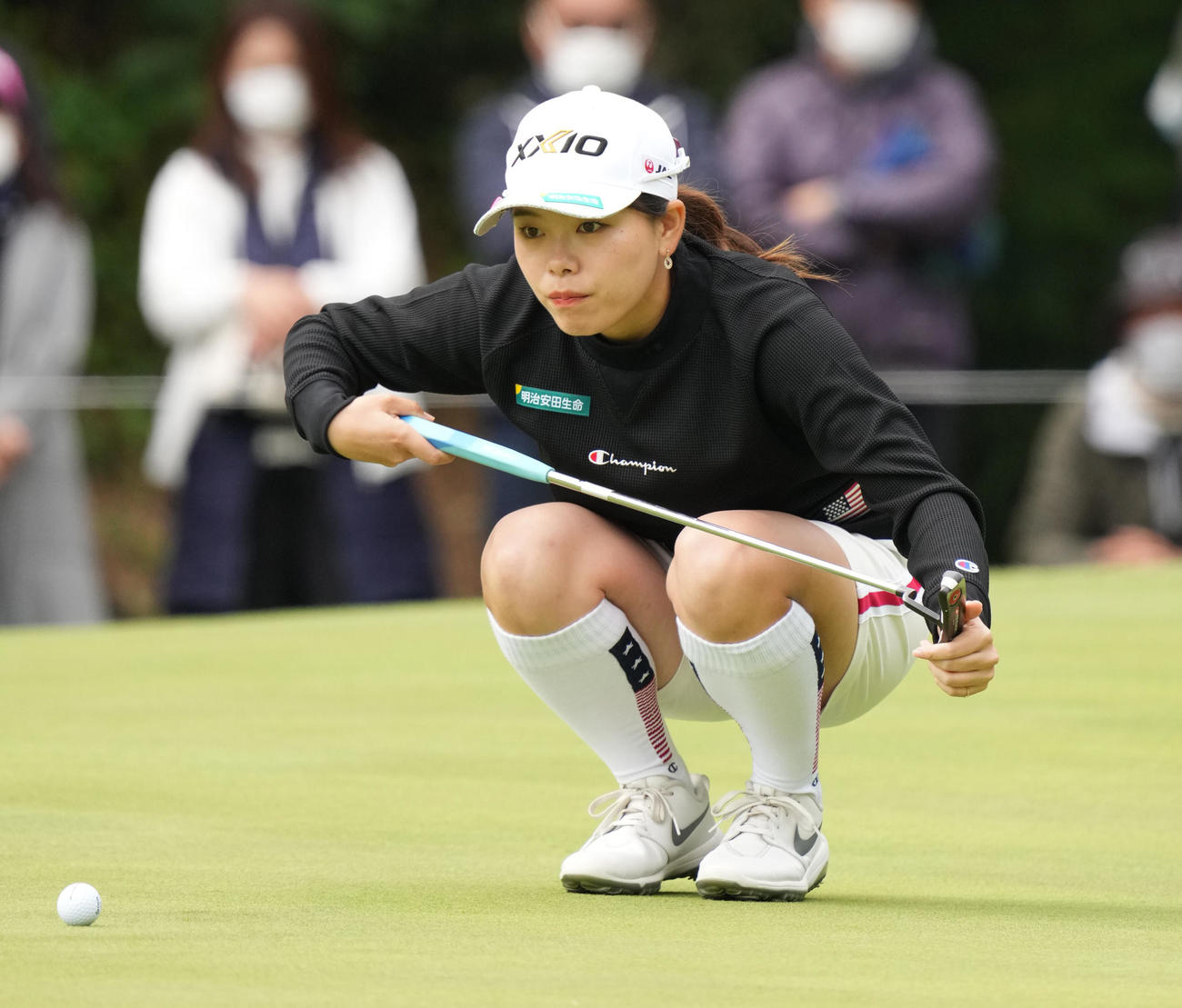 マスターズGCレディース第4日　3番、グリーンでラインを読む勝（撮影・清水貴仁）