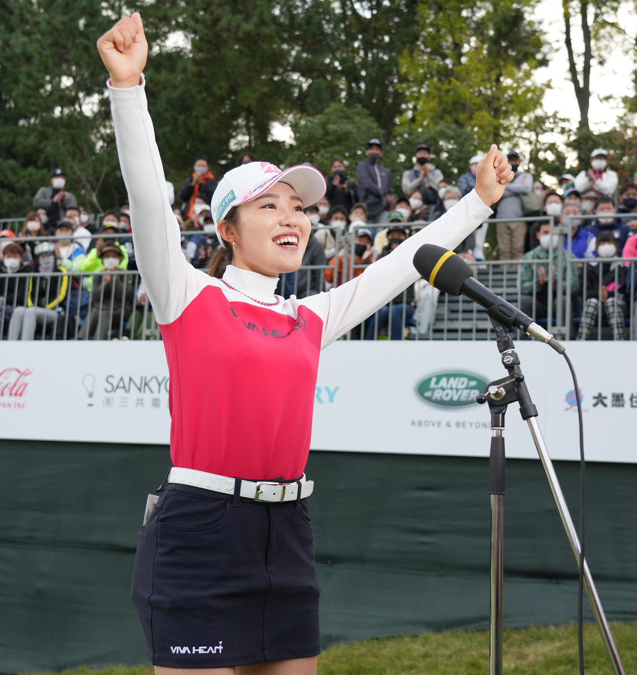 マスターズGCレディース第4日　2週連続優勝を果たしバンザイする古江（撮影・清水貴仁）
