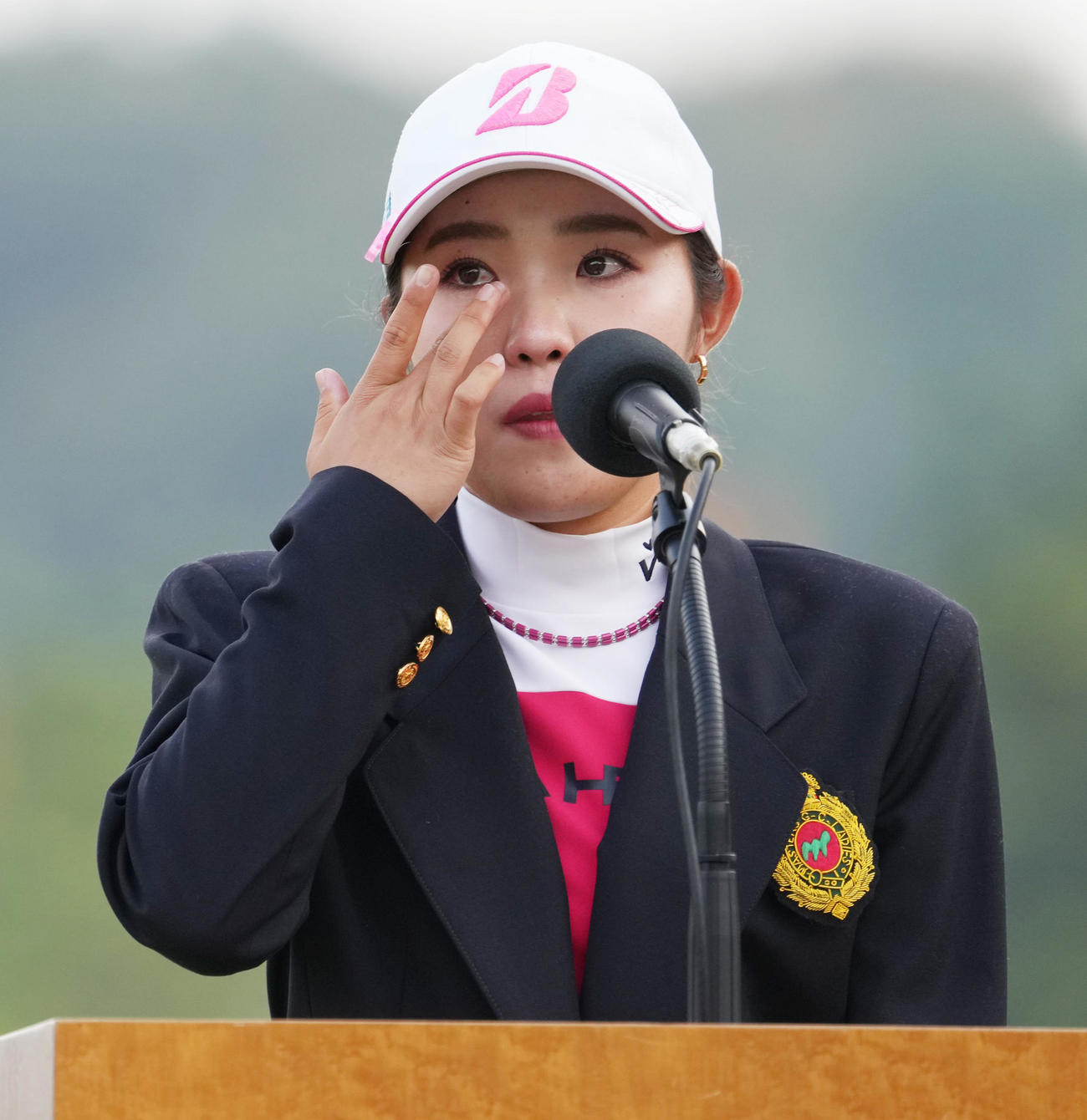 マスターズGCレディース第4日　優勝スピーチで感謝を述べる時に涙があふれ出る古江（撮影・清水貴仁）