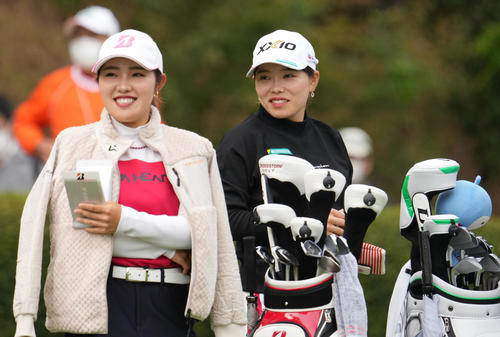 マスターズGCレディース第4日　3番、最終組で優勝争いをする古江（左）と勝（撮影・清水貴仁）