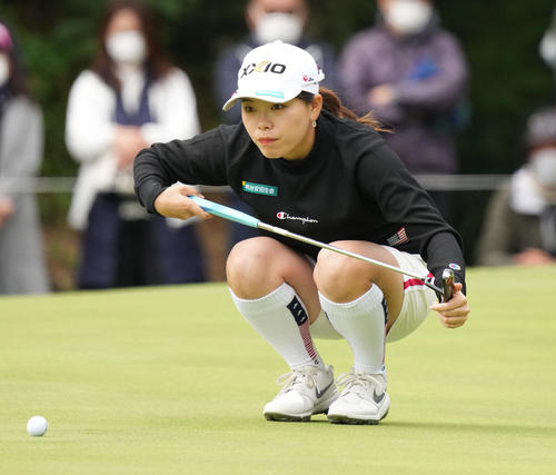 マスターズGCレディース第4日　3番、グリーンでラインを読む勝（撮影・清水貴仁）