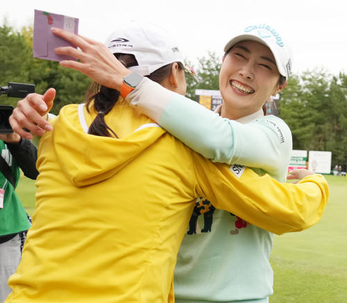マスターズGCレディース第4日　18番、ホールアウトしイ・ナリ（手前）と抱き合うキム・ハヌル（撮影・清水貴仁）