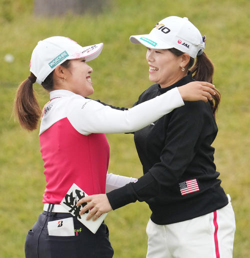 マスターズGCレディース第4日　18番、優勝した古江（左）と勝（撮影・清水貴仁）