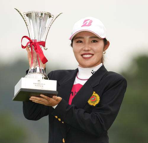 マスターズGCレディース第4日　2週連続優勝を果たし笑顔で優勝カップを手にする古江（撮影・清水貴仁）