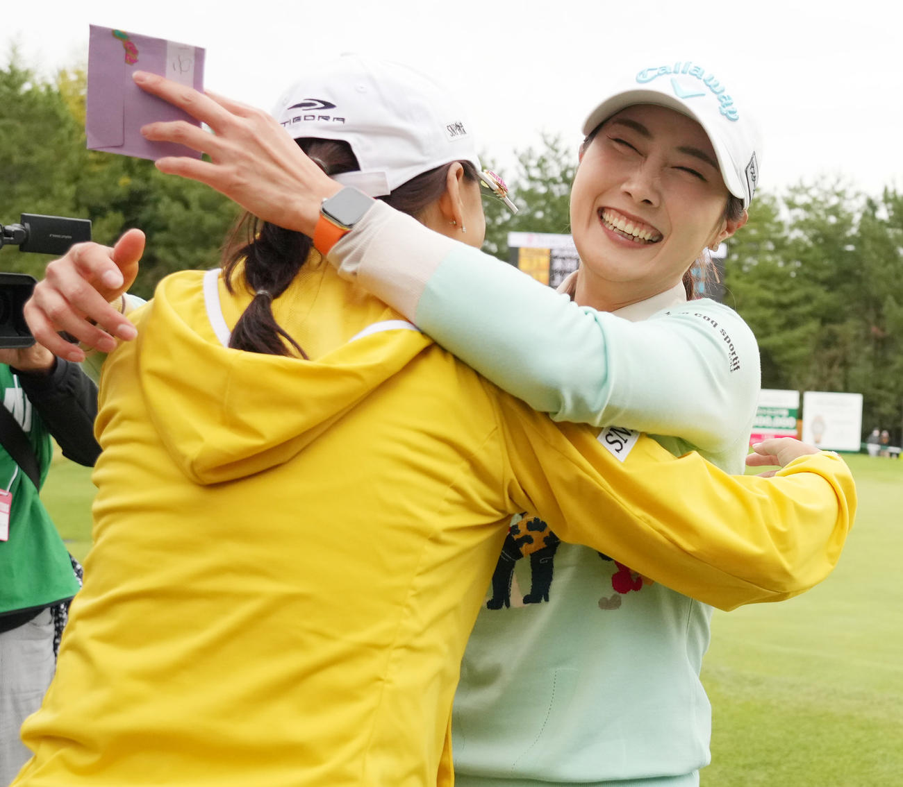 マスターズGCレディース第4日　18番、ホールアウトしイ・ナリ（手前）と抱き合うキム・ハヌル（撮影・清水貴仁）