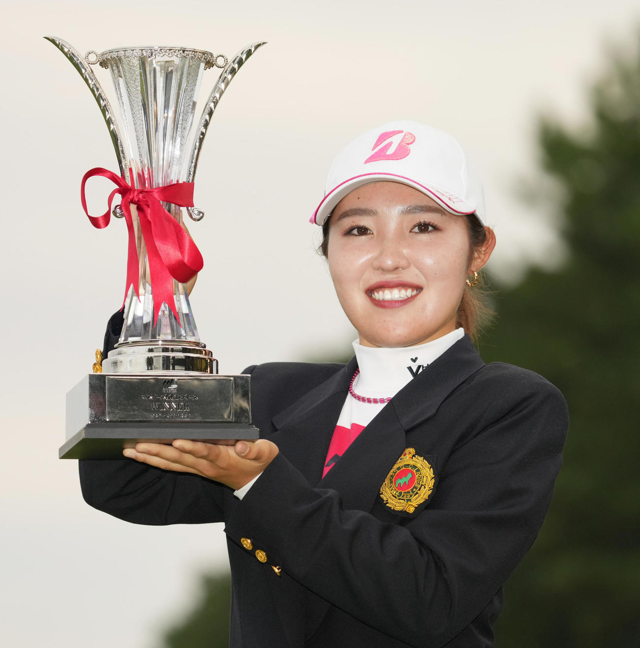 マスターズGCレディース第4日　2週連続優勝を果たし笑顔で優勝カップを手にする古江（撮影・清水貴仁）