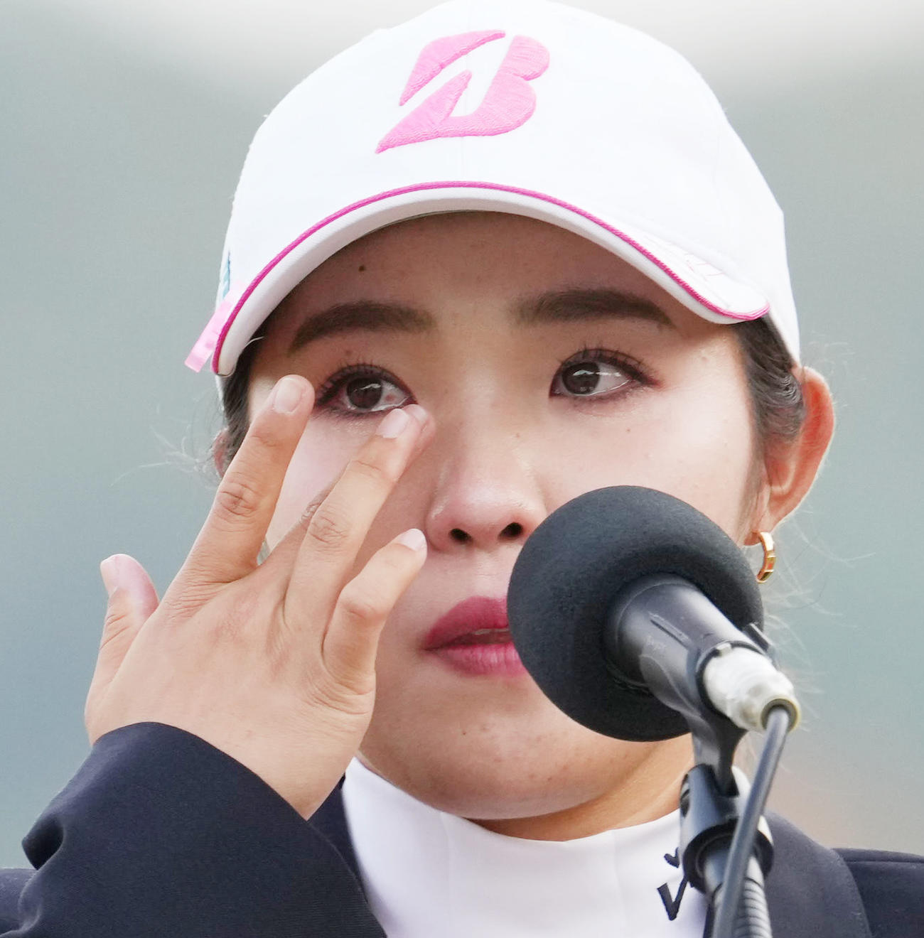 マスターズGCレディース第4日　優勝スピーチで感謝を述べる時に涙があふれ出る古江（撮影・清水貴仁）