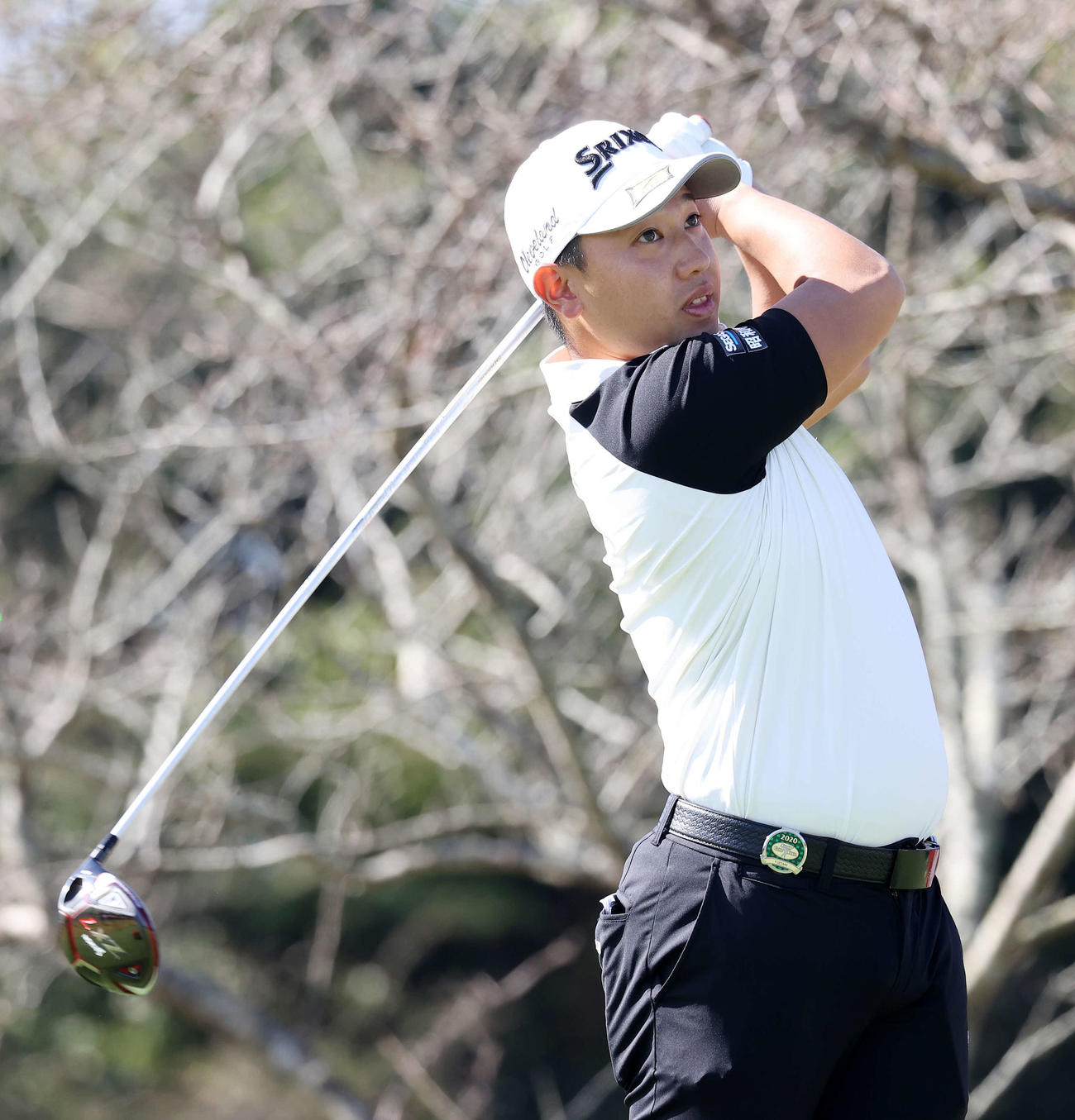 10番、ティーショットを放ち球の行方を見る植竹（撮影・鈴木正人）