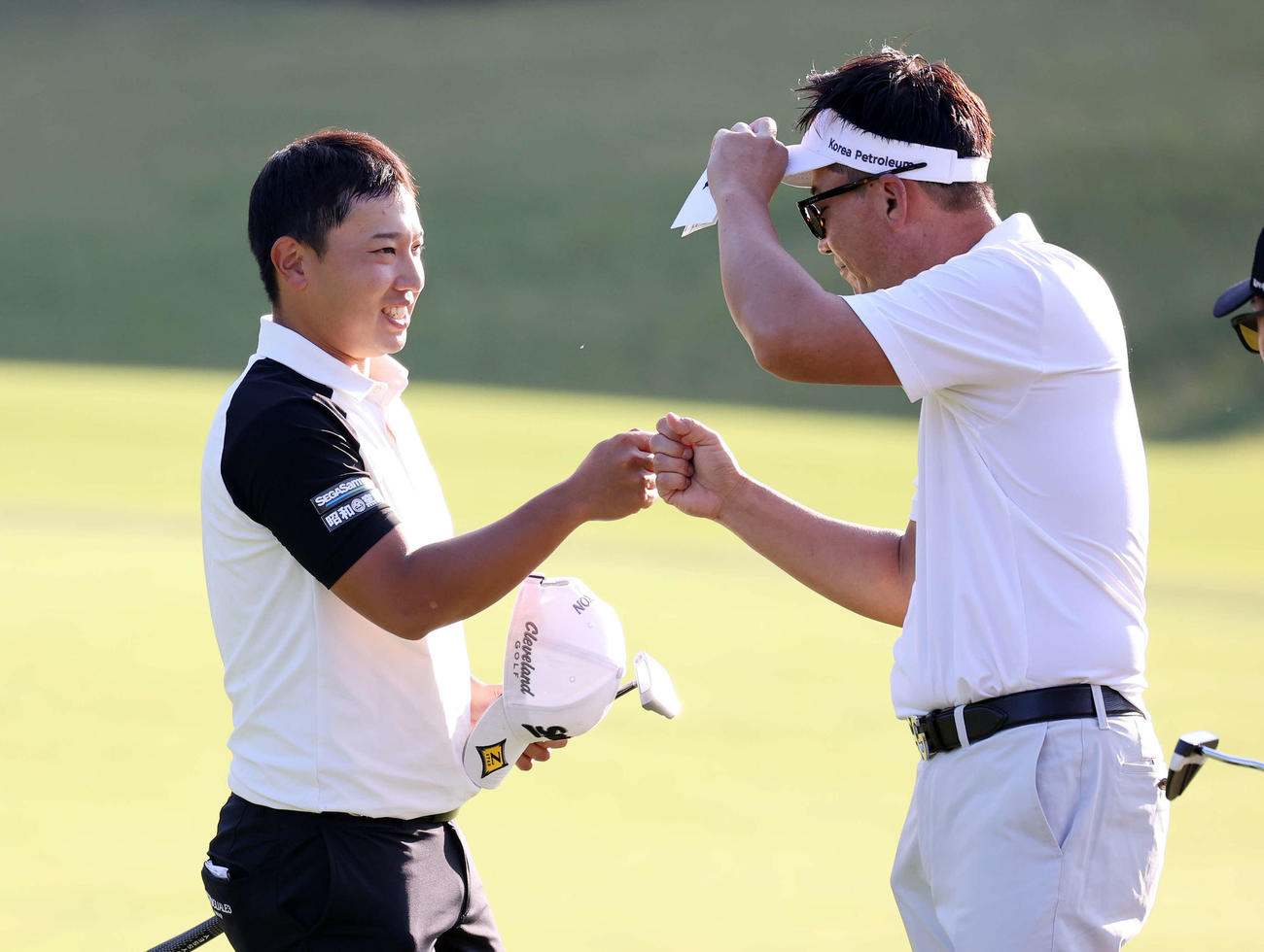 ホールアウトしリュー（右）とグータッチする植竹（撮影・鈴木正人）