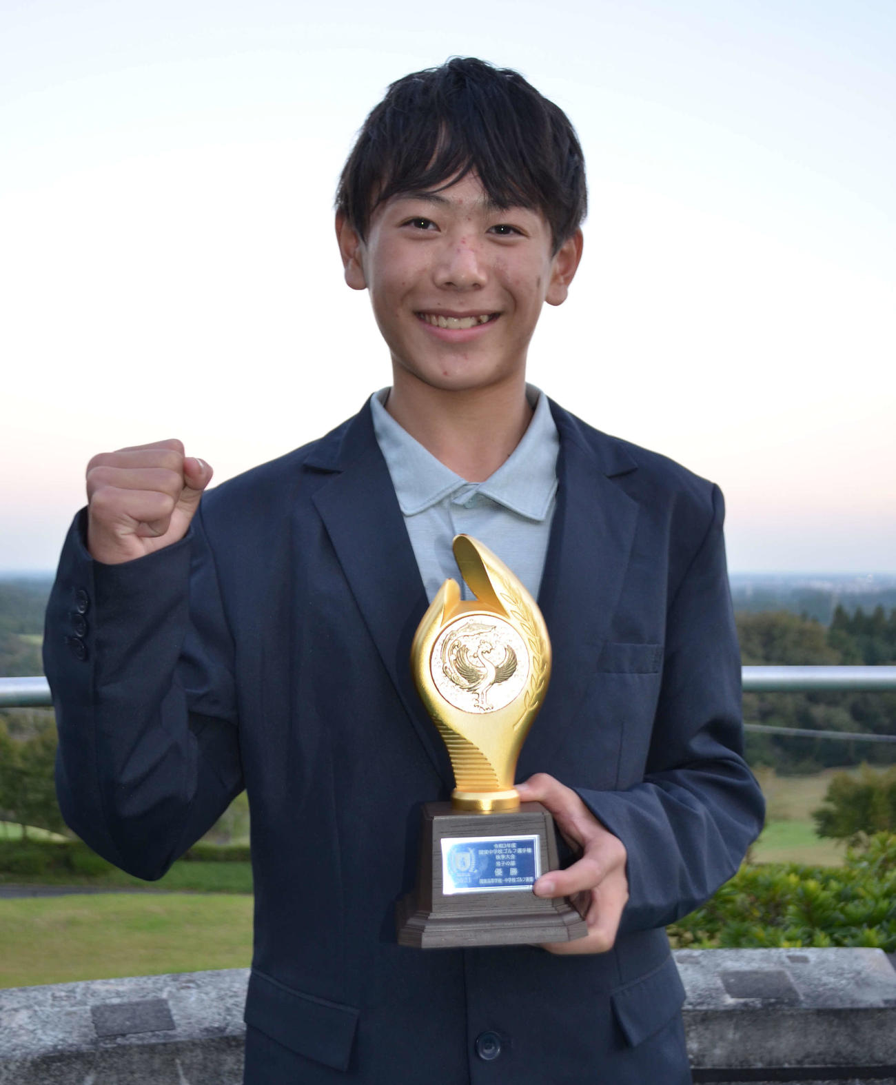 本人も驚きの優勝を飾り、ガッツポーズを見せる渡辺日向（撮影・吉池彰）