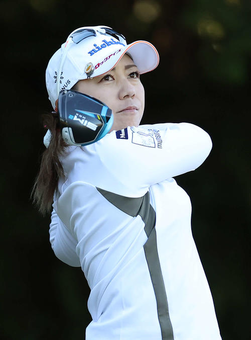 2番、ティーショットを放つ宮里（撮影・河野匠）