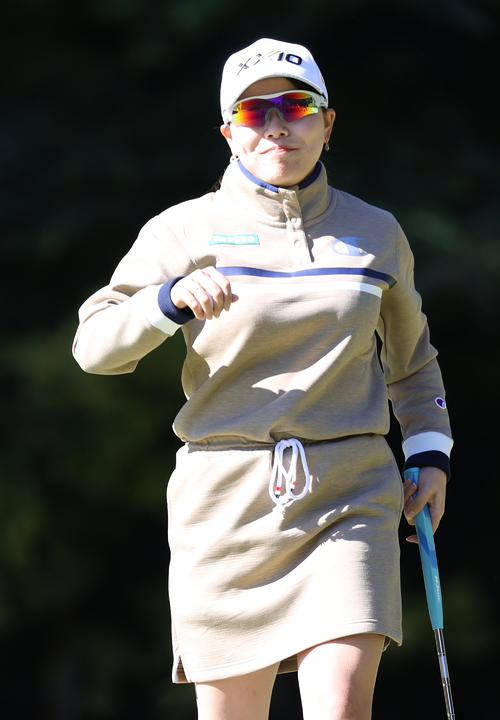 1番、バーディーパットを沈め笑顔を見せる勝（撮影・河野匠）