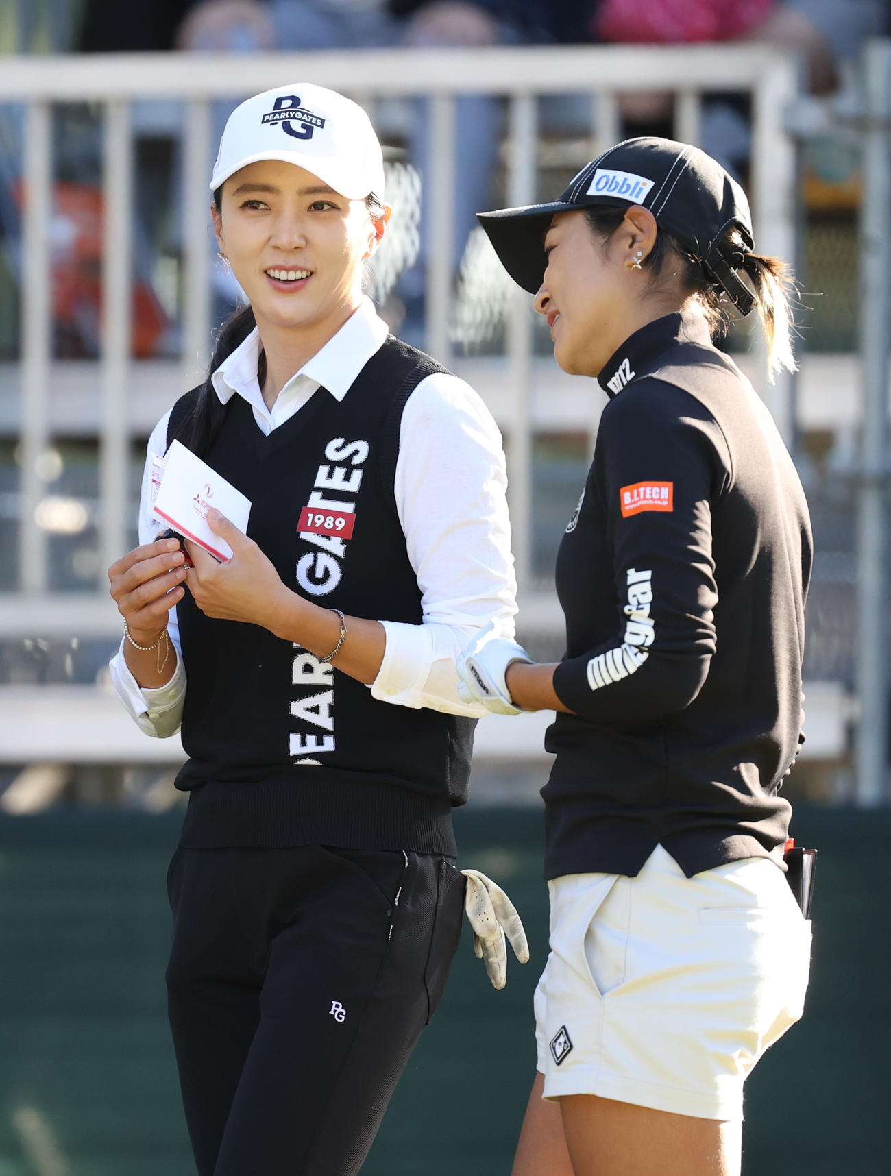 1番、藤本（右）と談笑するユン・チェヨン（撮影・河野匠）