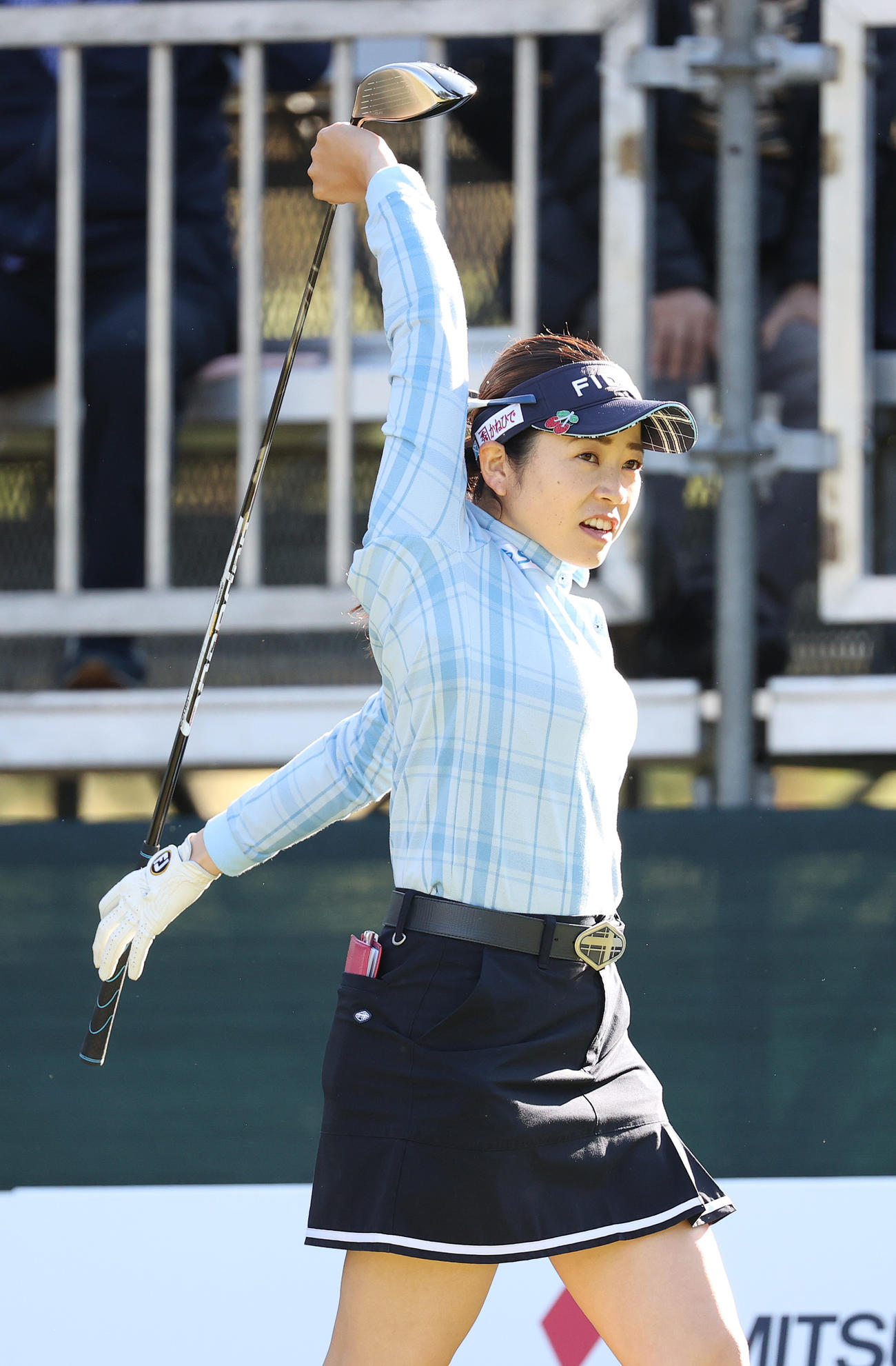 1番、ストレッチする仲宗根（撮影・河野匠）