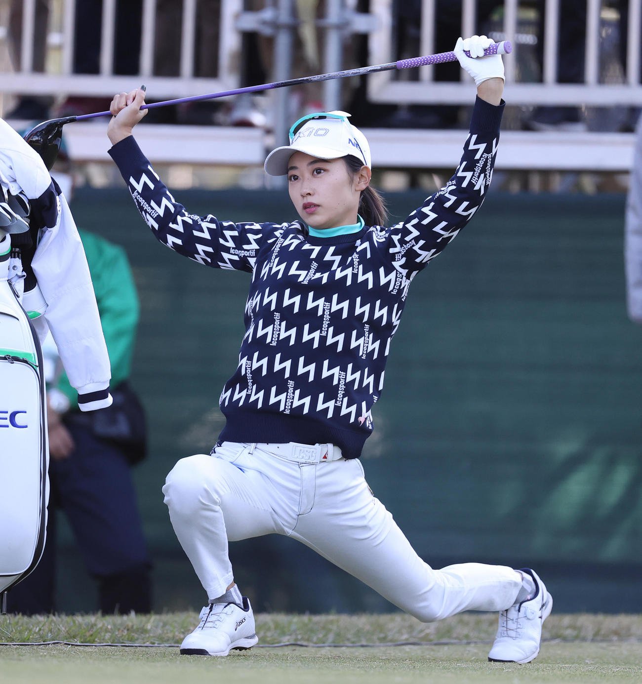 1番、ストレッチする安田祐（撮影・河野匠）