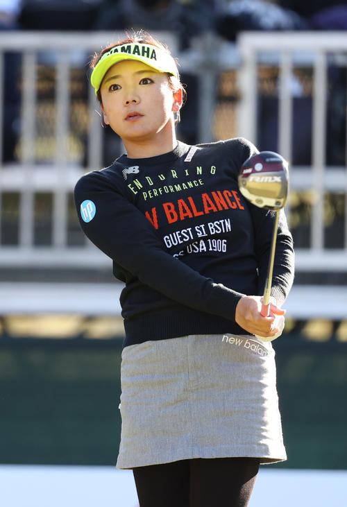 1番、ティーショットを放つ有村（撮影・河野匠）