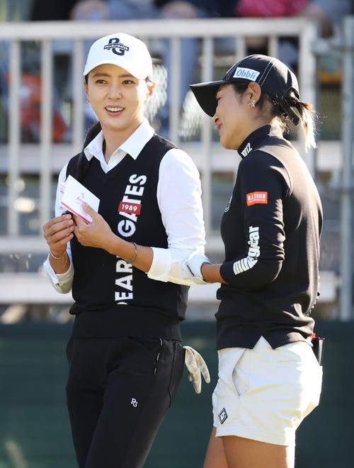 1番、藤本（右）と談笑するユン・チェヨン（撮影・河野匠）