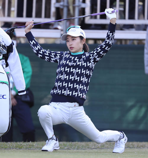 1番、ストレッチする安田祐（撮影・河野匠）