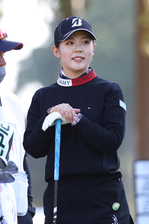 1番、笑みを浮かべる吉田優（撮影・河野匠）
