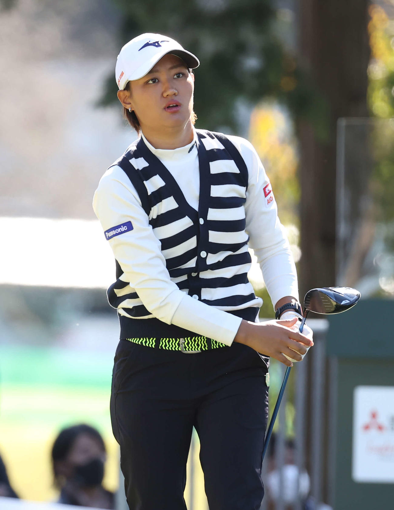 1番、ティーショットを放つ野沢（撮影・河野匠）
