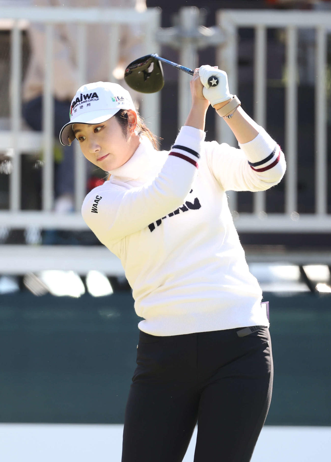 1番、素振りをするペ・ソンウ（撮影・河野匠）